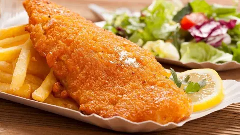 Merluza empanada con patatas fritas y ensalada