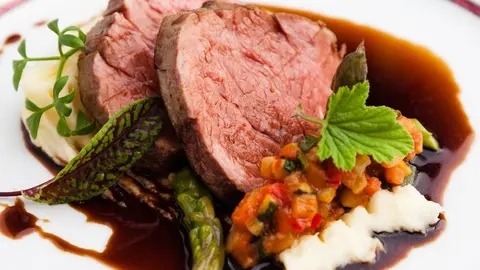 Filete de ternera con pur&eacute; ratatouille