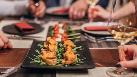 Cena en un restaurante gourmet