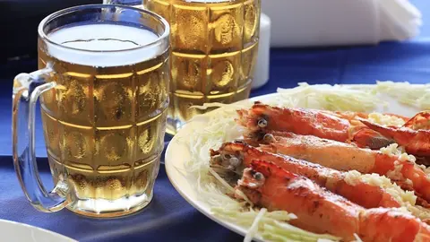 Gambones a la plancha acompa&ntilde;ados de cerveza