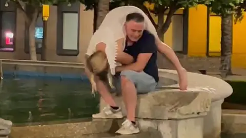 Turistas en la fuente de la Plaza del Arenal - Jerez de la Frontera