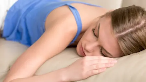 Mujer fallecida en el sof&aacute;