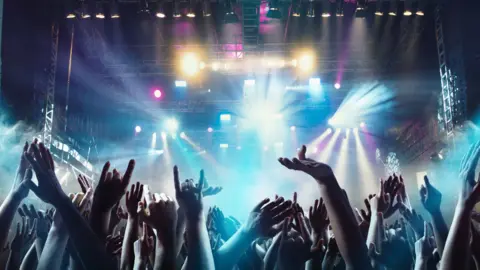 Gente durante un festival