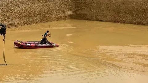 Equipos de rescate trabajando en la b&uacute;squeda del obrero en Villanueva