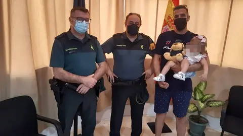 Los agentes de la Guardia Civil que salvaron a la beb&eacute;