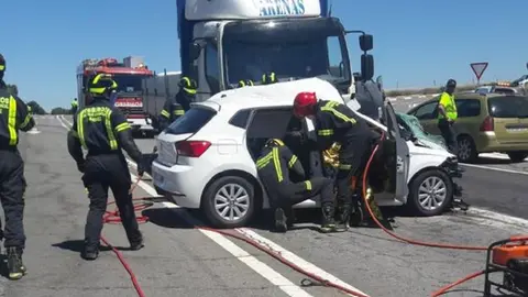 Choque entre un turismo y un cami&oacute;n