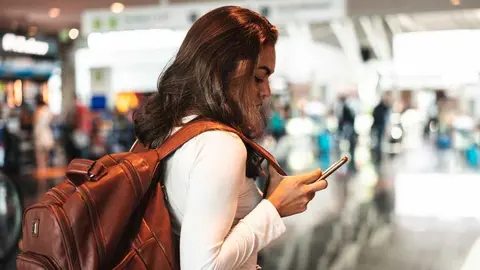 Turista en un aeropuerto