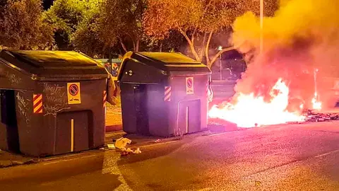 Contenedores de basura quemados por un pir&oacute;mano en Jerez
