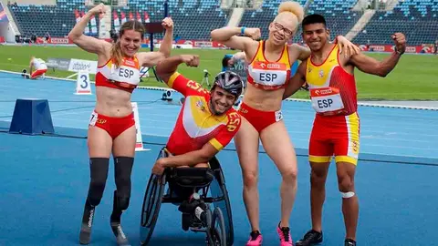 Jos&eacute; Manuel Quintero y el resto del equipo de relevos en el Campeonato Europeo de atletismo adaptado