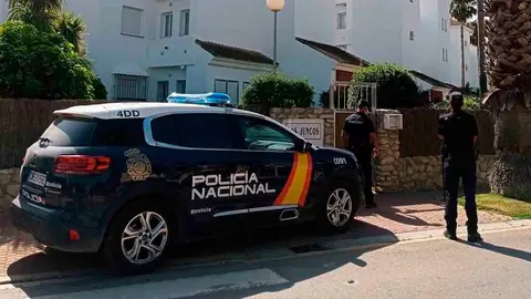 Polic&iacute;a Nacional en el domicilio donde han rescatado al hombre en Rota