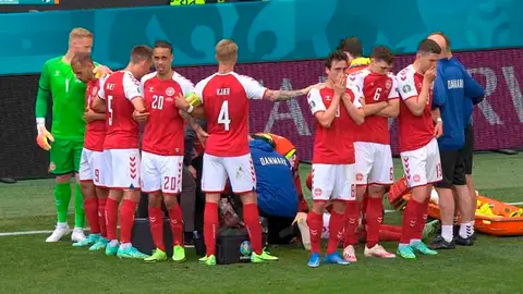 Jugadores de Dinamarca tras caer desplomado en el c&eacute;sped Christian Eriksen