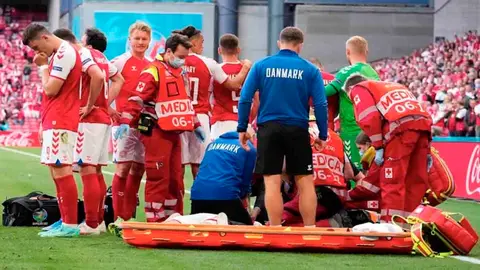 Christian Eriksen desvanecido en el c&eacute;sped durante el Dinamarca Finlandia