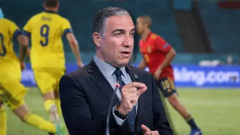 El&iacute;as Bendodo responde a las cr&iacute;ticas del c&eacute;sped del estadio de La Cartuja