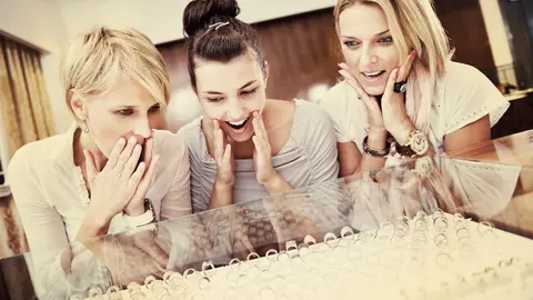 Mujeres ven anillos en una Joyer&iacute;a para una futura novia