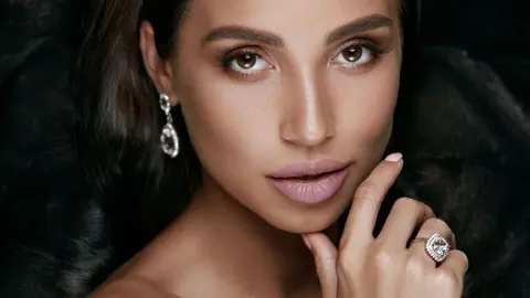 Mujer con pendiente y anillo a juego