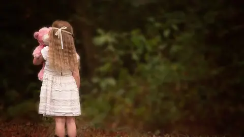 La ni&ntilde;a permaneci&oacute; de pie durante varios d&iacute;as