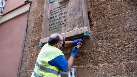Retirada de la placa de la casa de Pem&aacute;n