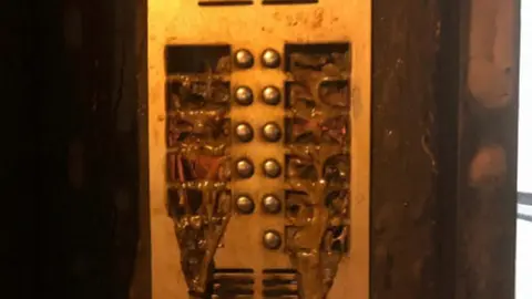 Porteros autom&aacute;ticos quemados