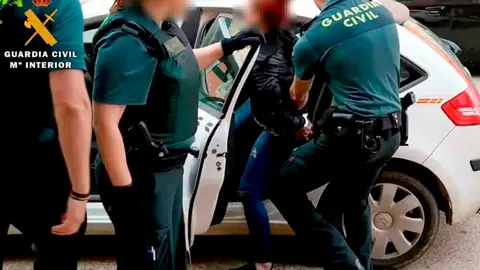 Una mujer detenida por la Guardia Civil | Archivo