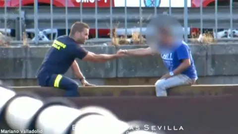 Bombero salva la vida a hombre en Sevilla