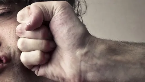 Hombre da pu&ntilde;etazo en la cara a otro