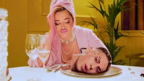 Lola &Iacute;ndigo y Khea en su canci&oacute;n Culo