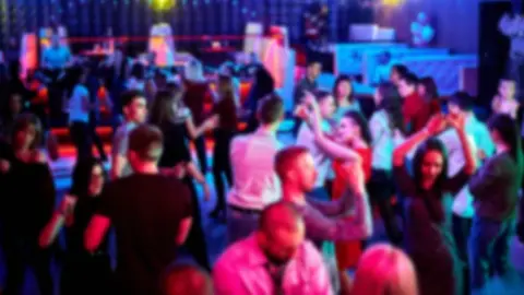 Discoteca en Sevilla desalojada por no cumplir las medidas contra el Covid-19