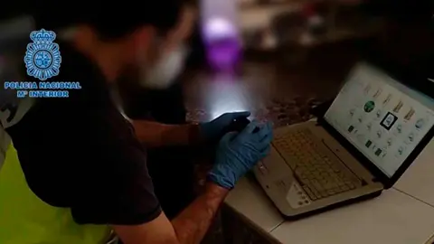 Polic&iacute;a Nacional registra el port&aacute;til del pederasta detenido