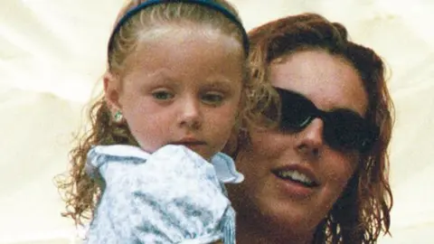 Roc&iacute;o flores de peque&ntilde;a pega a periodista y se hace viral Twitter