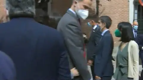 Isabel D&iacute;az Ayuso toca la cintura a Rey Felipe VI | Antena 3 Media