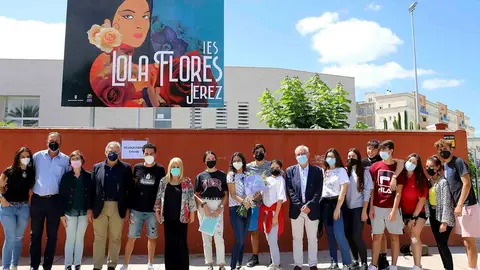 Presentaci&oacute;n del cartel homenaje a Lola Flores en el IES Lola Flores de Jerez