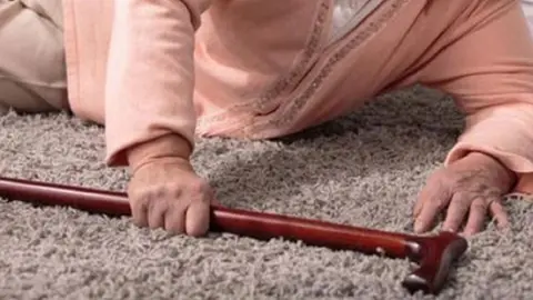 Anciana tirada en el suelo