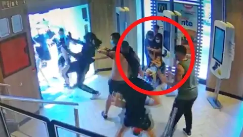 Sucesos Sevilla Eurocopa - Portugueses y belgas a palos en MacDonald&acute;s ponen en peligro a familia con ni&ntilde;os peque&ntilde;os