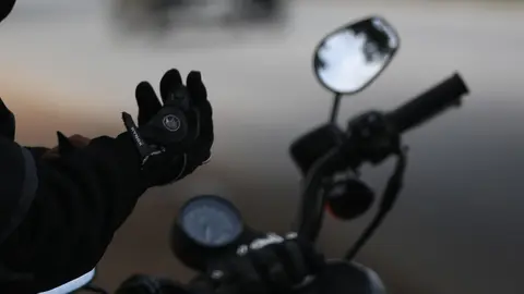 europapress-2294142-gruposocietatcat-fwd-nota-de-prensa-los-motoristas-senalan-la-existencia-de-trampas-en-la-calzada-como-la-principal-causa-de-accidentes