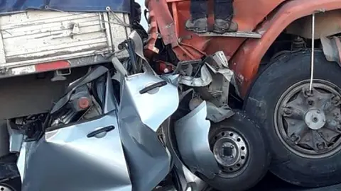 Un muerto tras un brutal choque entre un coche y dos camiones