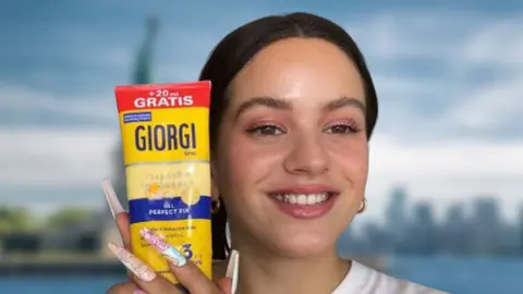 Rosal&iacute;a utiliza gomina Giorgi en un video de belleza de Vogue