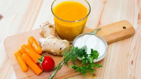 Jugo natural de zanahoria y jengibre que baja&nbsp;los triglic&eacute;ridos