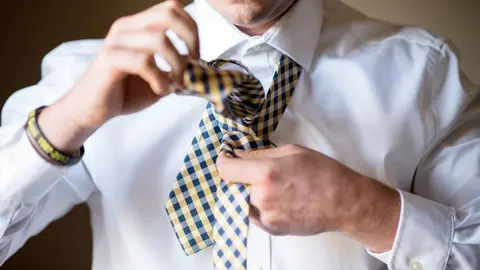 C&oacute;mo hacer el nudo de la corbata