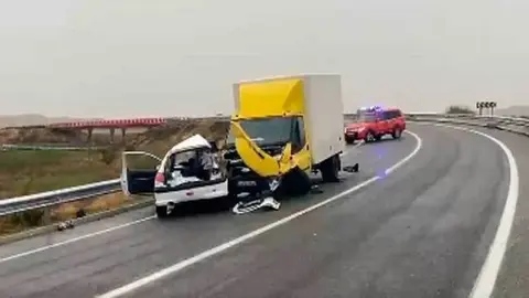 Choque entre un coche y un cami&oacute;n