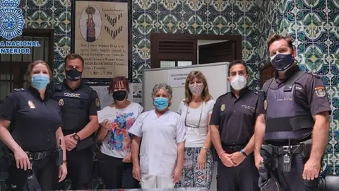 Polic&iacute;as de C&aacute;diz entregan donativo ben&eacute;fico