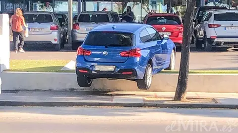 Un coche quiere salir del LIDL pero en vez de iniciar marcha para delante le da para detr&aacute;s (1)