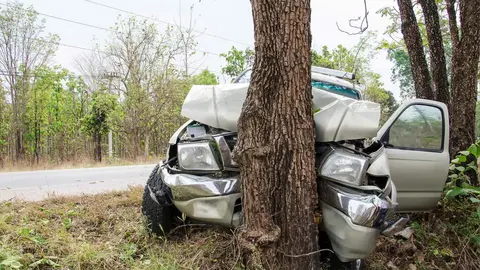 Un coche empotrado contra un &aacute;rbol