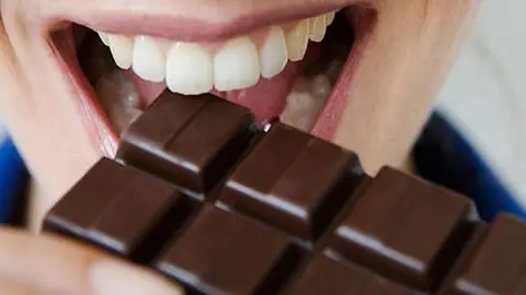 Comer chocolate negro alarga nuestra vida seg&uacute;n Harvard