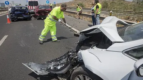 Choque entre tres coches en Granada