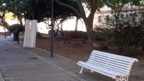 Banco arrancado en la plaza Asdr&uacute;bal de C&aacute;diz