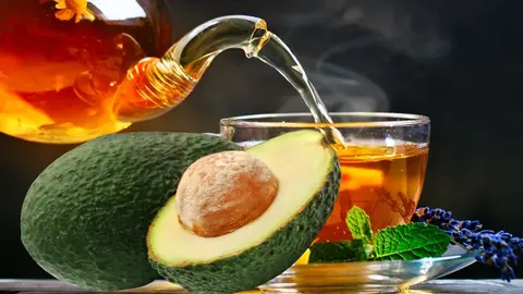 Beneficios del saludable t&eacute; de hueso de aguacate