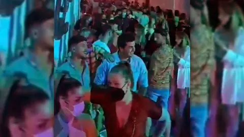 J&oacute;venes en masa por las calles de Conil de fiesta e incumpliendo las medidas sanitarias (1)