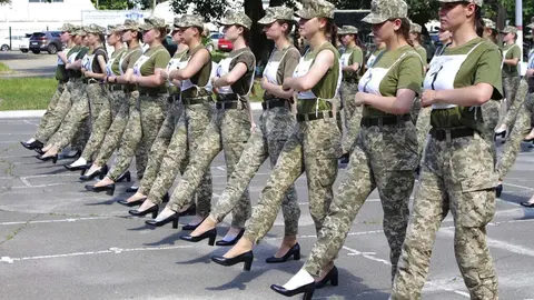 Mujeres militares con tacones en Ucrania