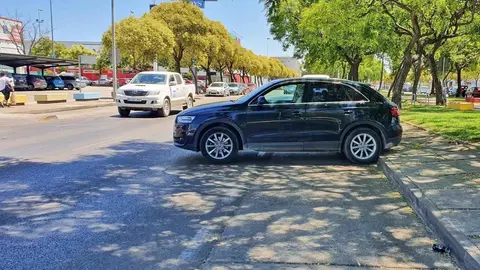 Olvidan echar el freno de mano a su Audi Q3 y acaba en medio de una avenida de Jerez 