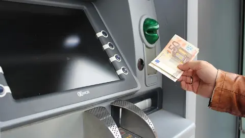 Un hombre ha sacado ilegalmente dinero de un cajero